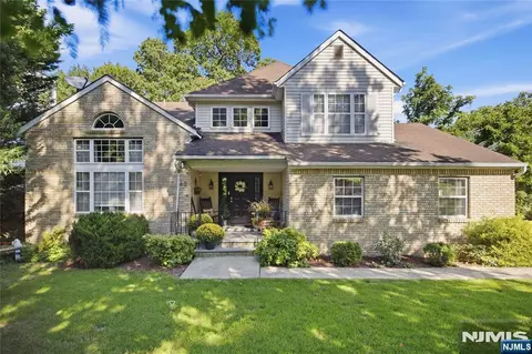 18 Metro Vista Dr, Hawthorne, NJ 07506