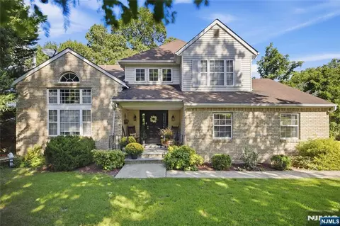 18 Metro Vista Dr, Hawthorne, NJ 07506