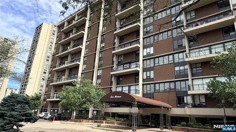 2 Horizon Rd #G20, Fort Lee, NJ 07024