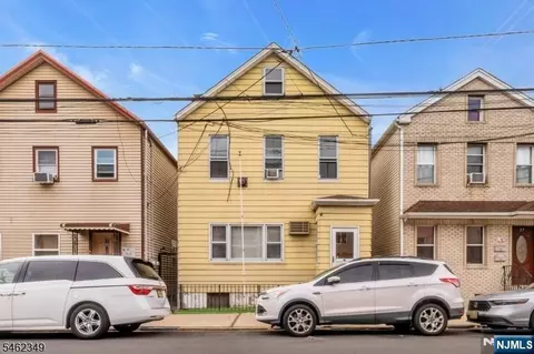 29 Kossuth St, Newark, NJ 07105