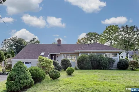 27 Briarcliff Rd, Hillsdale, NJ 07642