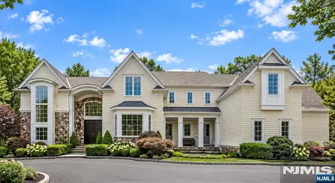 124 Essex Dr, Tenafly, NJ 07670