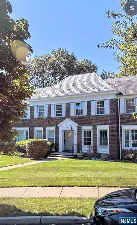 34 Meadowbrook Pl #A, Maplewood, NJ 07040