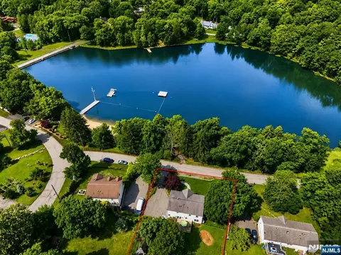 8 Cross Oak Ln, West Milford, NJ 07480