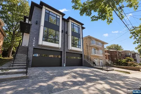152 Morningside Ln #A, Palisades Park, NJ 07650