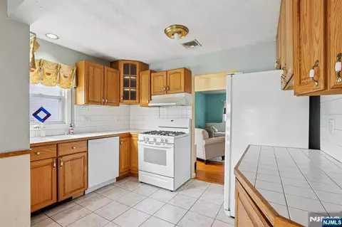 Kitchen - 6 Summit Ave, Waldwick, NJ 07463 photo 3 of 4