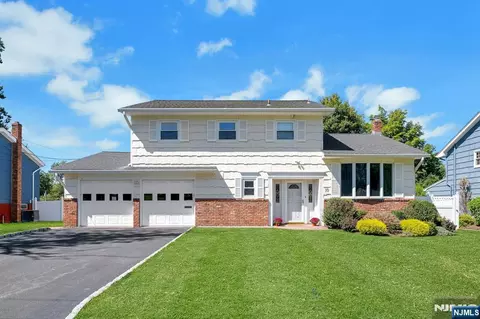 10 Klimback Ct, Caldwell, NJ 07006
