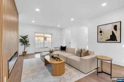 Living - 515 Salem St, Paramus, NJ 07652 photo 3 of 4