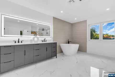 Bath - 515 Salem St, Paramus, NJ 07652 photo 1 of 6
