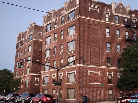 1055 Boulevard E, Weehawken, NJ 07086