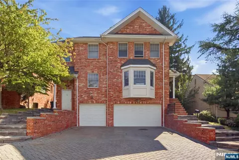 538 4th St, Palisades Park, NJ 07650