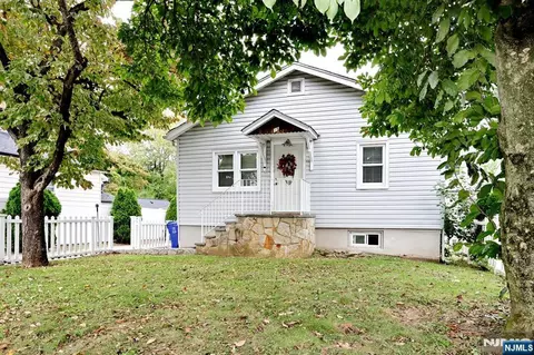 15 Crescent Ave, Totowa, NJ 07512