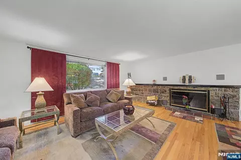 41 Charwalt Dr, Hawthorne, NJ 07506