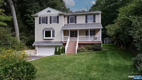 18 Maple Rd, Ringwood, NJ 07456