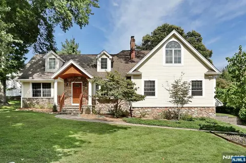 8 Le Roy Pl, Park Ridge, NJ 07656