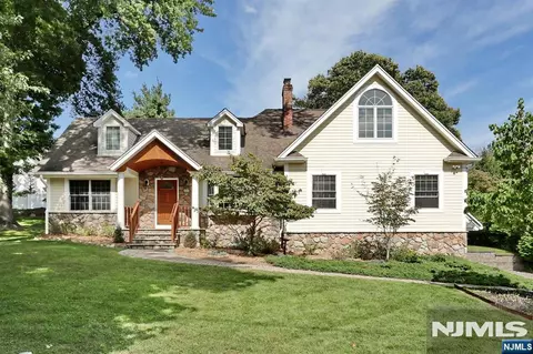 8 Le Roy Pl, Park Ridge, NJ 07656