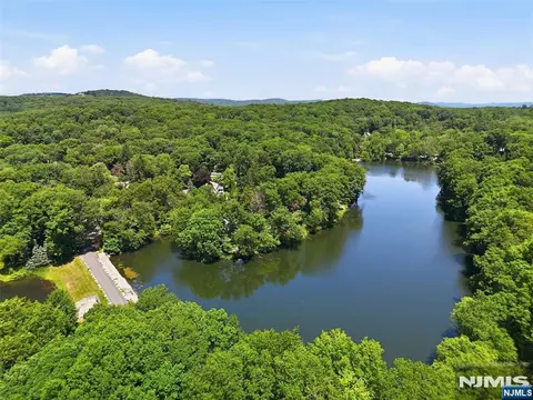 9 Juniper Trl, Kinnelon, NJ 07405