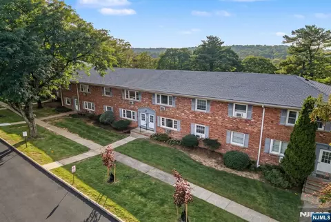39 Wedgewood Dr #111, Verona, NJ 07044