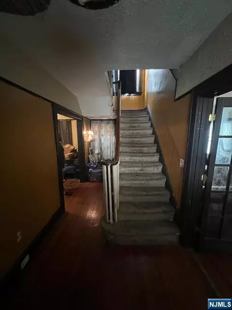 Entry Way - 264 Park St, Hackensack, NJ 07601 photo 5 of 8