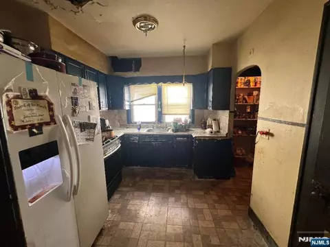 Entry Way - 264 Park St, Hackensack, NJ 07601 photo 4 of 8