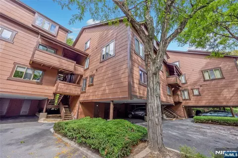 327 Sea Isle Ky, Secaucus, NJ 07094