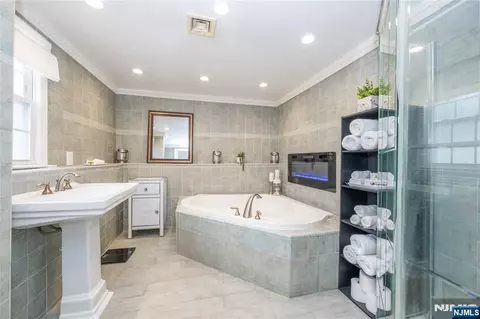 Bath - 1555 Ratzer Rd, Wayne, NJ 07470 photo 2 of 3