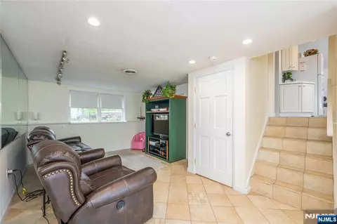 Entry Way - 1555 Ratzer Rd, Wayne, NJ 07470 photo 3 of 4