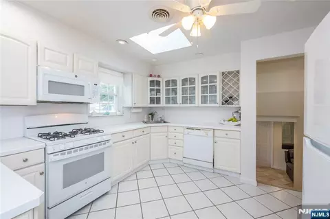 Kitchen - 1555 Ratzer Rd, Wayne, NJ 07470 photo 3 of 3