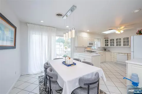 Dining - 1555 Ratzer Rd, Wayne, NJ 07470 photo 2 of 2