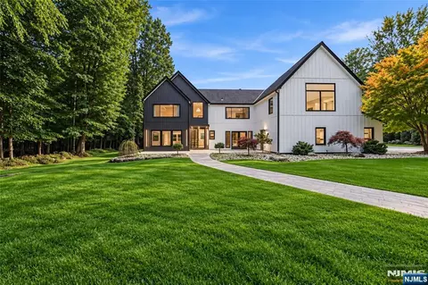 8 Airmont Ave, Mahwah, NJ 07430