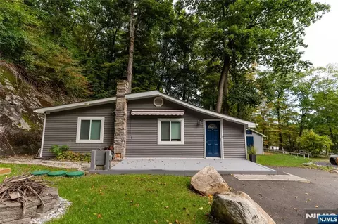 6 Oak Ln, Hardyston, NJ 07460