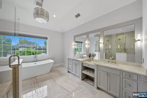 Bath - 146 Stuart St, Paramus, NJ 07652 photo 2 of 6