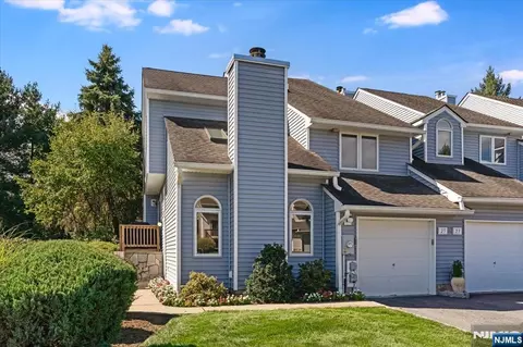 25 Knutsen Dr #216, West Orange, NJ 07052