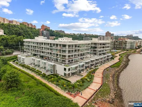 3 Somerset Ln #X307, Edgewater, NJ 07020