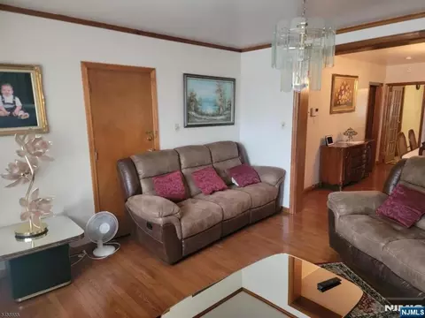 581 7th St, Newark, NJ 07107