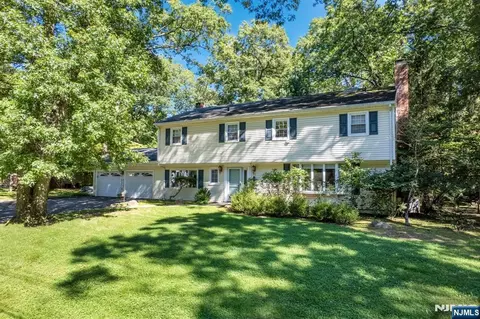 11 Dogwood Ct, Mahwah, NJ 07430