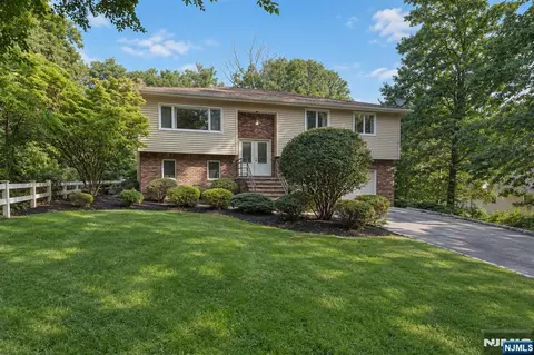 19 Pepper Rd, Towaco, NJ 07082