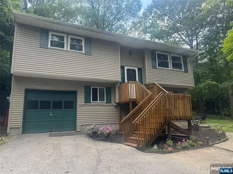 88 Wawayanda Rd, Highland Lakes, NJ 07422