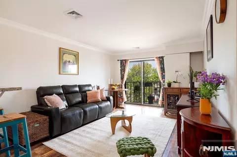Living - 75 Union St #5B, Hackensack, NJ 07601 photo 1 of 2