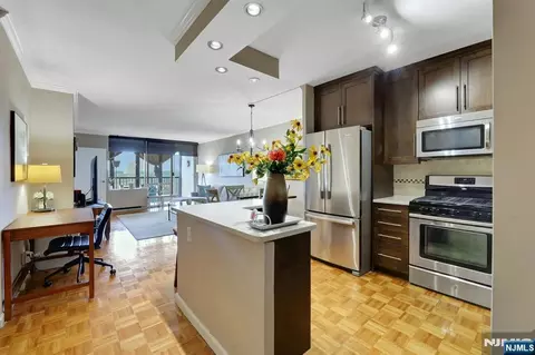 6 Horizon # 807, Fort Lee, NJ 07024