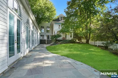 526 Knollwood Rd, Ridgewood, NJ 07450