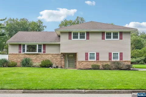 18 Dogwood Ln, Montvale, NJ 07645