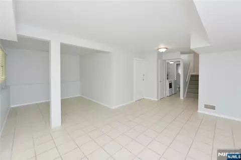 Living - 85 Primrose Ln #B, Paramus, NJ 07652 photo 6 of 9