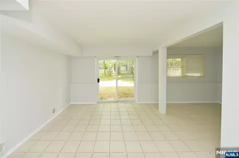 Living - 85 Primrose Ln #B, Paramus, NJ 07652 photo 9 of 9