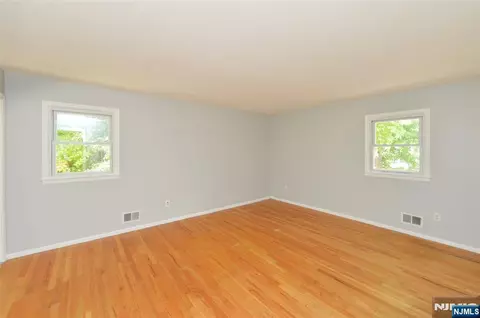 Living - 85 Primrose Ln #B, Paramus, NJ 07652 photo 5 of 9