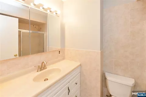 Bath - 85 Primrose Ln #B, Paramus, NJ 07652 photo 2 of 4