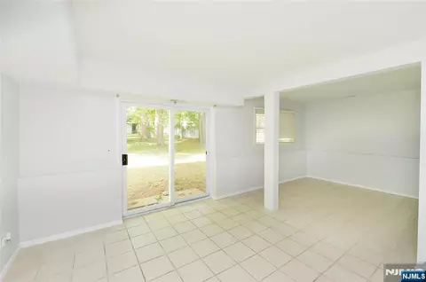 Living - 85 Primrose Ln #B, Paramus, NJ 07652 photo 8 of 9