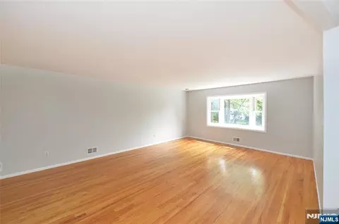Living - 85 Primrose Ln #B, Paramus, NJ 07652 photo 2 of 9