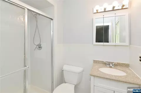 Bath - 85 Primrose Ln #B, Paramus, NJ 07652 photo 3 of 4
