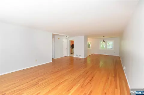 Living - 85 Primrose Ln #B, Paramus, NJ 07652 photo 4 of 9